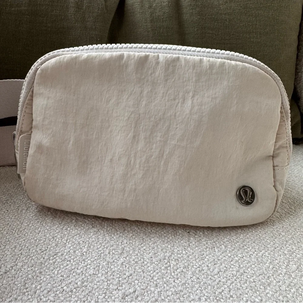 Lululemon Everywhere Belt Bag Cream Silver - Picture 4 of 7